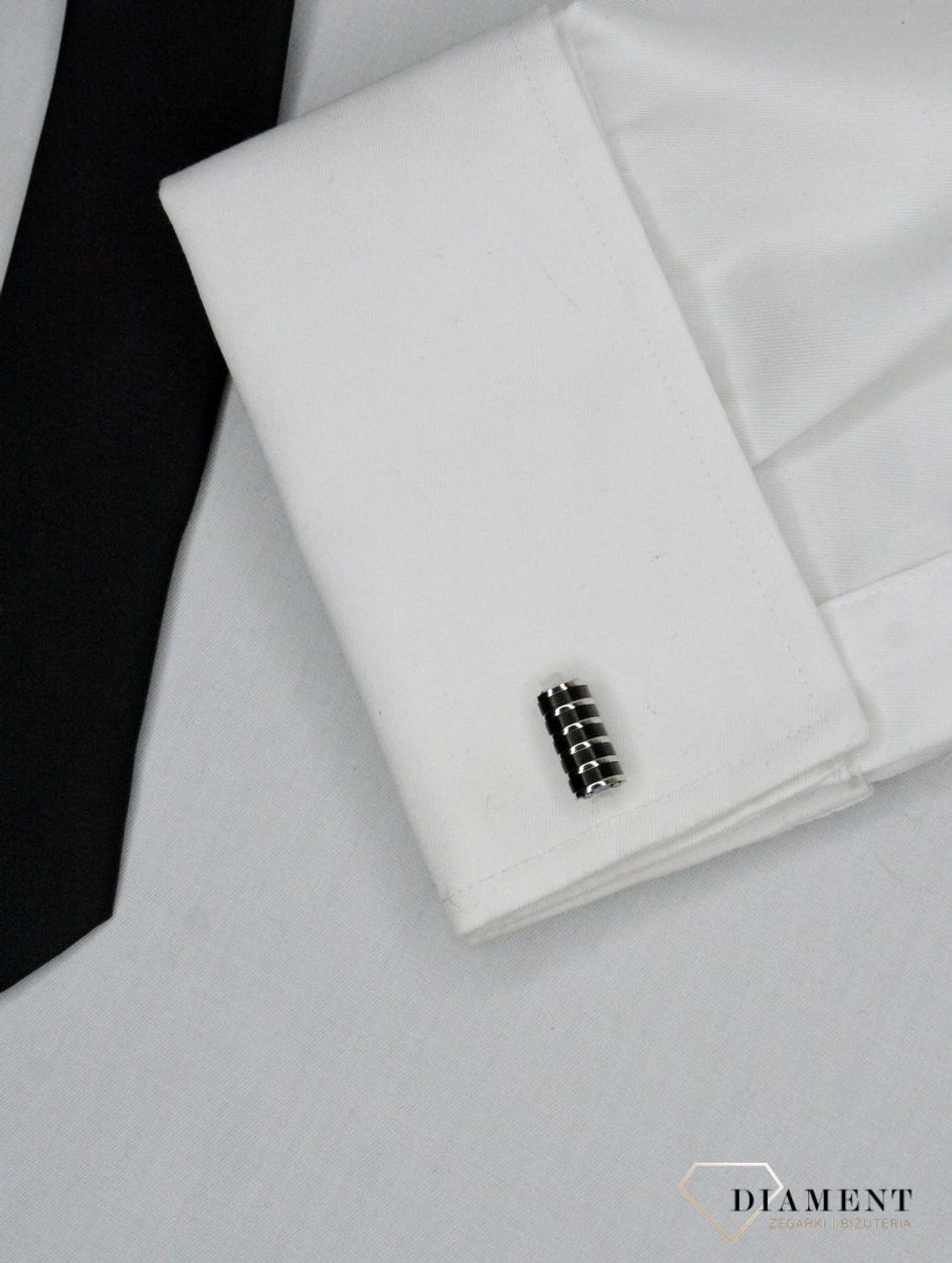 Spinki do mankietów Nomination Italy Strong czarne 028305 030.Na śnieżnobiałej koszuli będą prezentować się bardzo elegancko i oryginalnie. Spinki zapakowane w eleganckie pudełko, będą stanowić idealny, gotowy do wręczenia.jpg